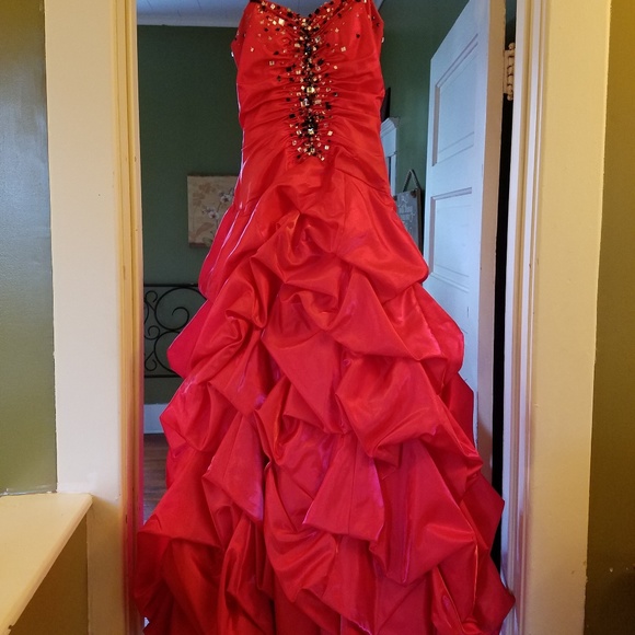 Dresses & Skirts - Red ruffle strapless formal gown